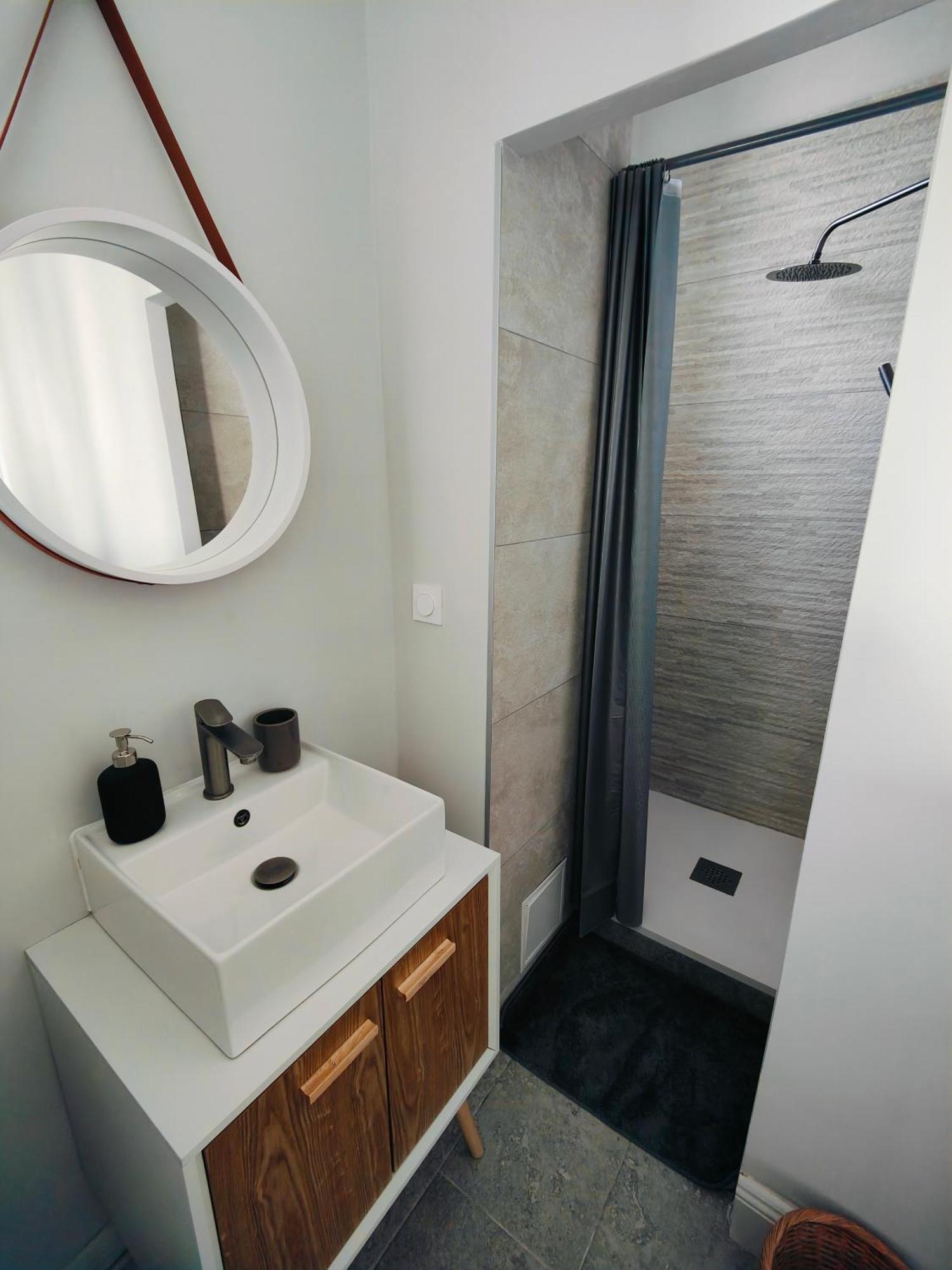 Self-Checkin Town House - Rooms To Rent In A Beautiful Modern Town House - Not A Hotel - Location De Chambres Avec Arrivee En Autonomie - Extra Fee For Sheets And Towels - Private Parking - Check Your Plateform Inbox And Follow Check-In Instructions Saint-Romain-en-Gal Extérieur photo